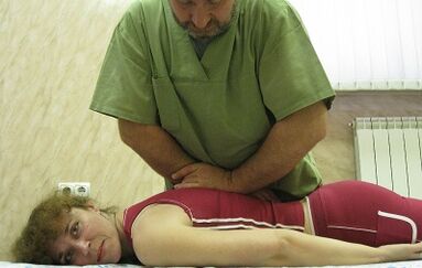 Rankinė juosmens osteochondrozės terapija